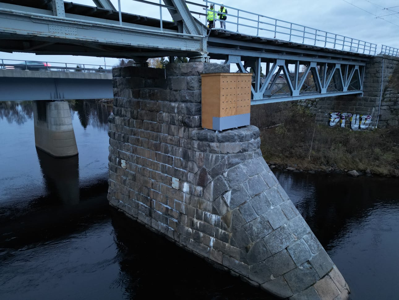 Törmäpääskyille tehtiin pesähotelli, jossa on tilaa 40 lintuparille.