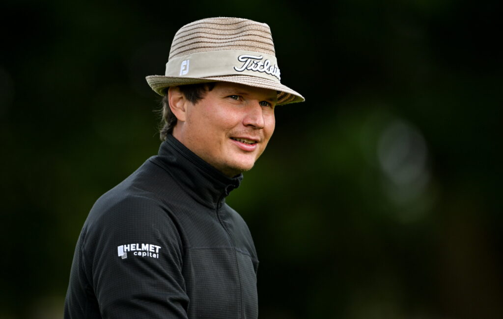 Pulkkanen pamautti rajussa kelissä kärkituloksen – Lindellillä vaikea päivä Old Coursella