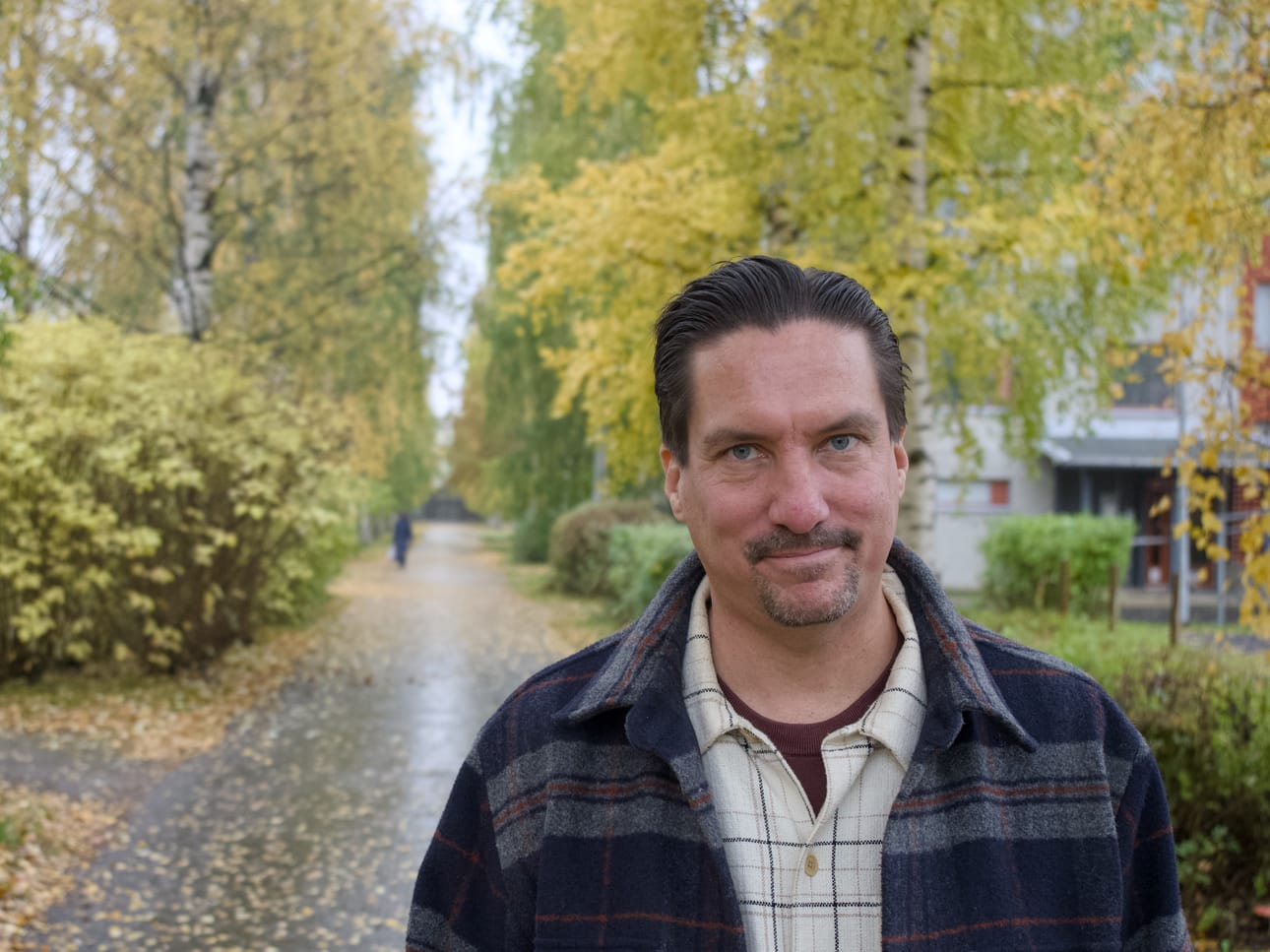 Lapsena Tuirassa asunut tuottaja Aleksi Hyvärinen vitsailee toivovansa Ella ja kaverit – Operaatio saukon ensi-iltaviikonlopulle sateista syyssäätä, jotta ihmiset löytävät paremmin elokuvateatteriin.