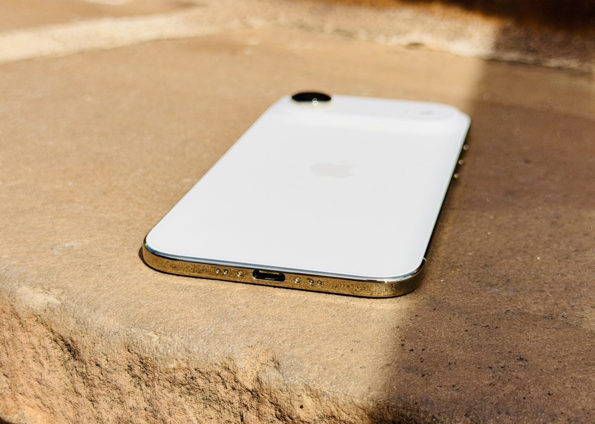 iPhone Airin pohjassa ei ole kaiutinta.