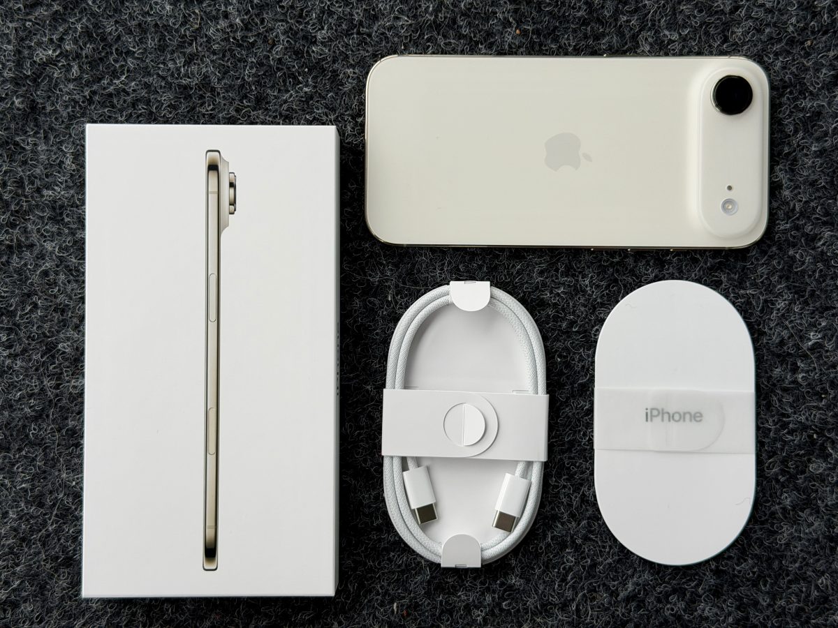 iPhone Airin myyntipakkauksen ainoa varuste on USB-C-USB-C-kaapeli.