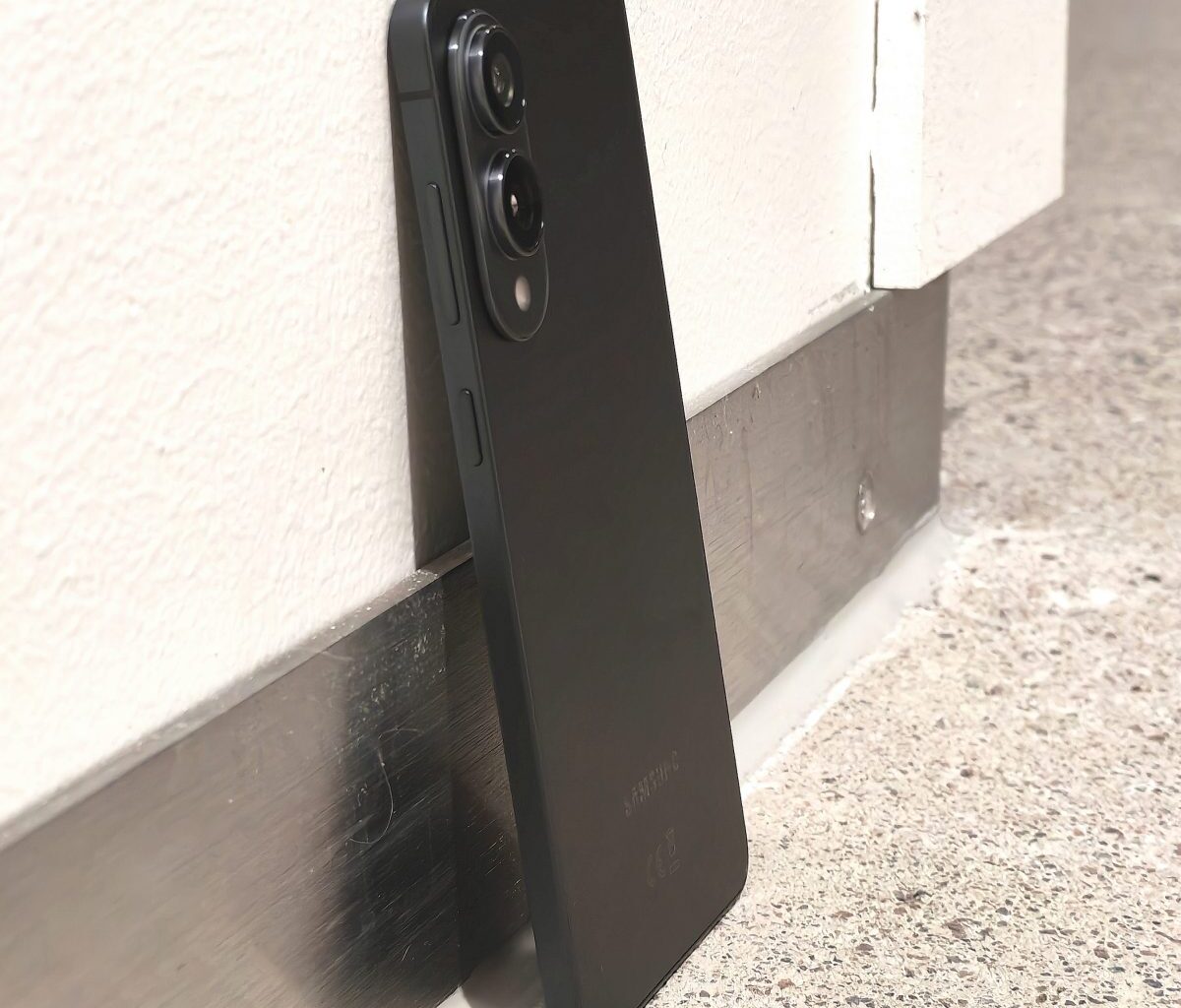 Kuvassa Samsung Galaxy S25 Edge.