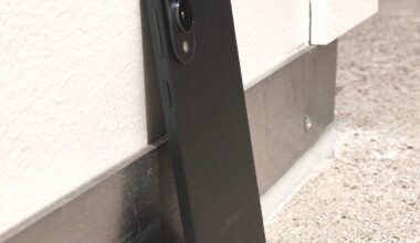 Kuvassa Samsung Galaxy S25 Edge.