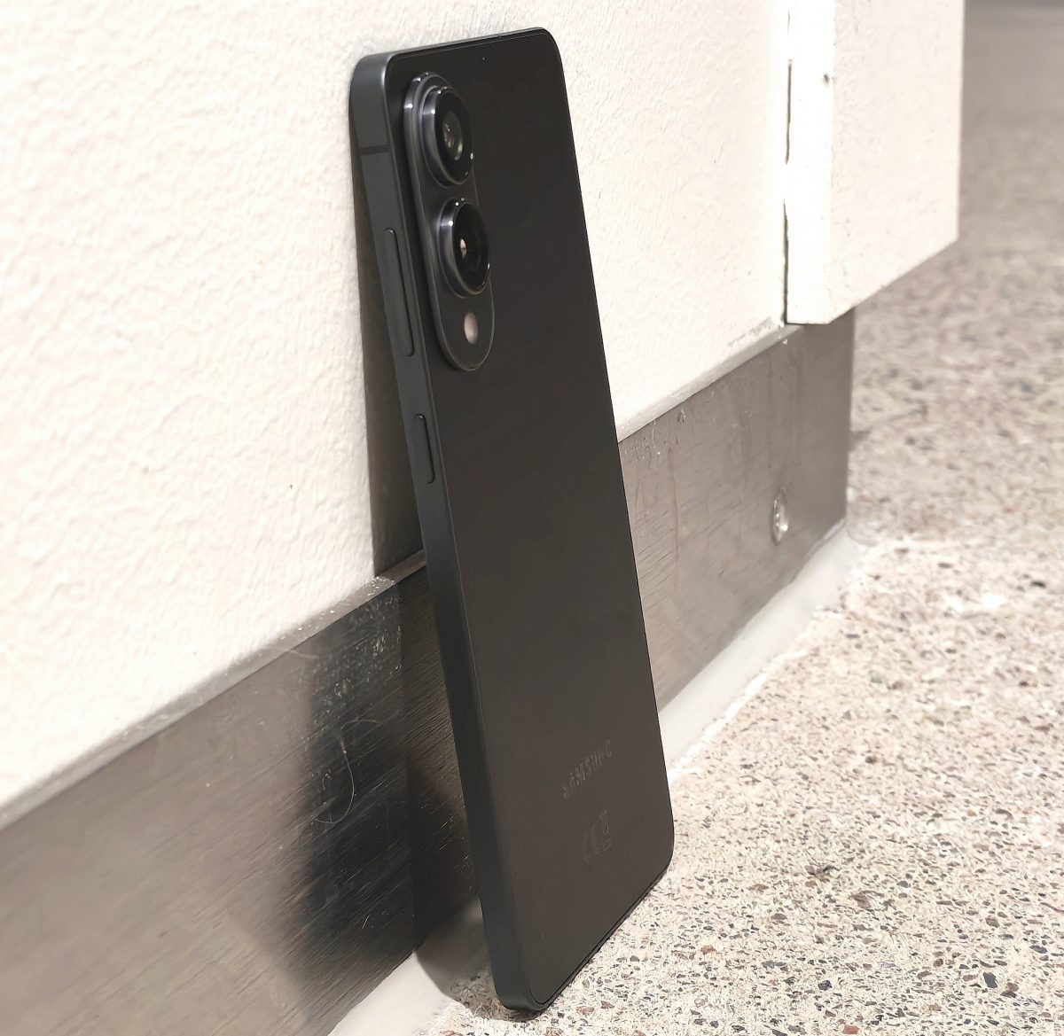 Kuvassa Samsung Galaxy S25 Edge.