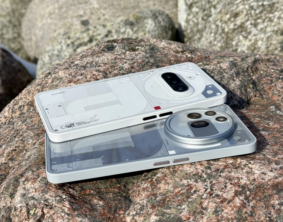 Kuvassa Nothing Phone (3a) ja Nothing Phone (3a) Pro.