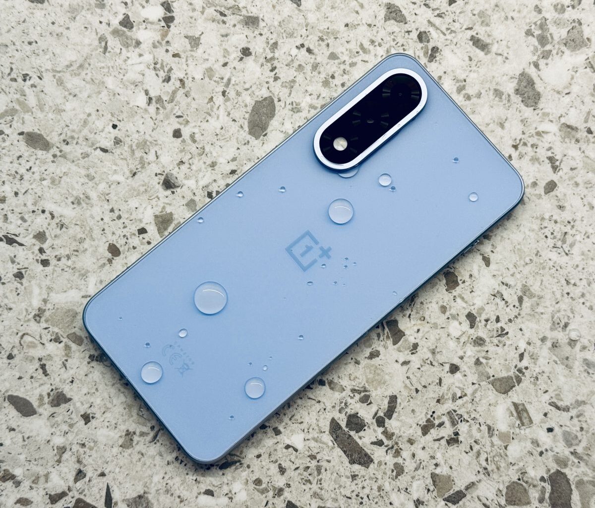 Kuvassa kesällä 2025 markkinoille tullut OnePlus Nord 5.