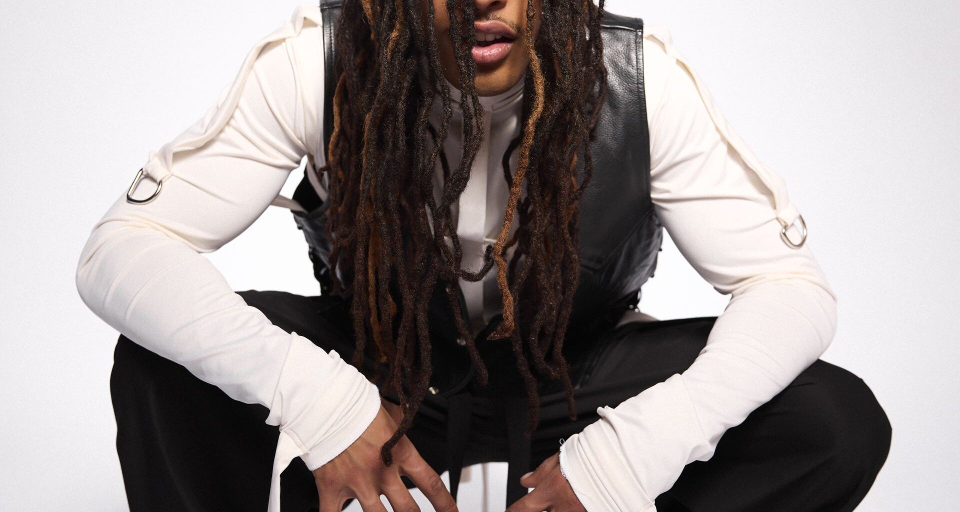 Vain elämää, TTK, UMK, Suomi Love... Isaac Senestä on tullut koko kansan suosikki, ja nyt ilmestyy viimein debyyttialbumi