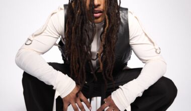 Vain elämää, TTK, UMK, Suomi Love... Isaac Senestä on tullut koko kansan suosikki, ja nyt ilmestyy viimein debyyttialbumi