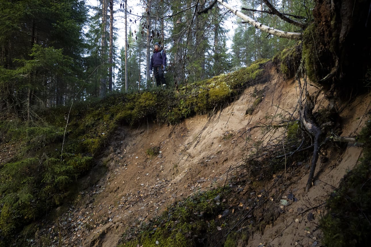 Joenmutkan ulkolaidalla vesi virtaa nopeammin kuin sisälaidalla. Siksi hiekkaa irtoaa ulkolaidalta ja kasautuu sisäkurviin.