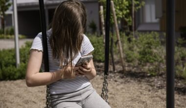 Tuore tutkimus kertoo, miten runsas ruutuaika voi näkyä alakoululaisen arvosanoissa