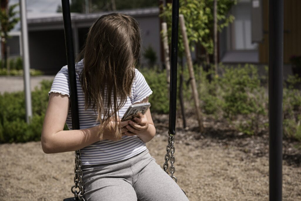 Tuore tutkimus kertoo, miten runsas ruutuaika voi näkyä alakoululaisen arvosanoissa