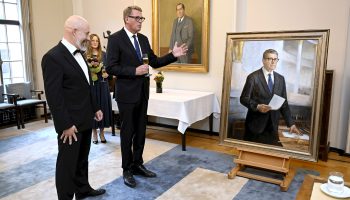 Puhemies Matti Vanhanen maalautti Nato-numerot muotokuvaansa