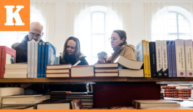 Kirjamessut keräsi viikonloppuna väkeä Oulun lyseon lukiolle – Katso kuvagalleria messuvilinästä - Kaleva