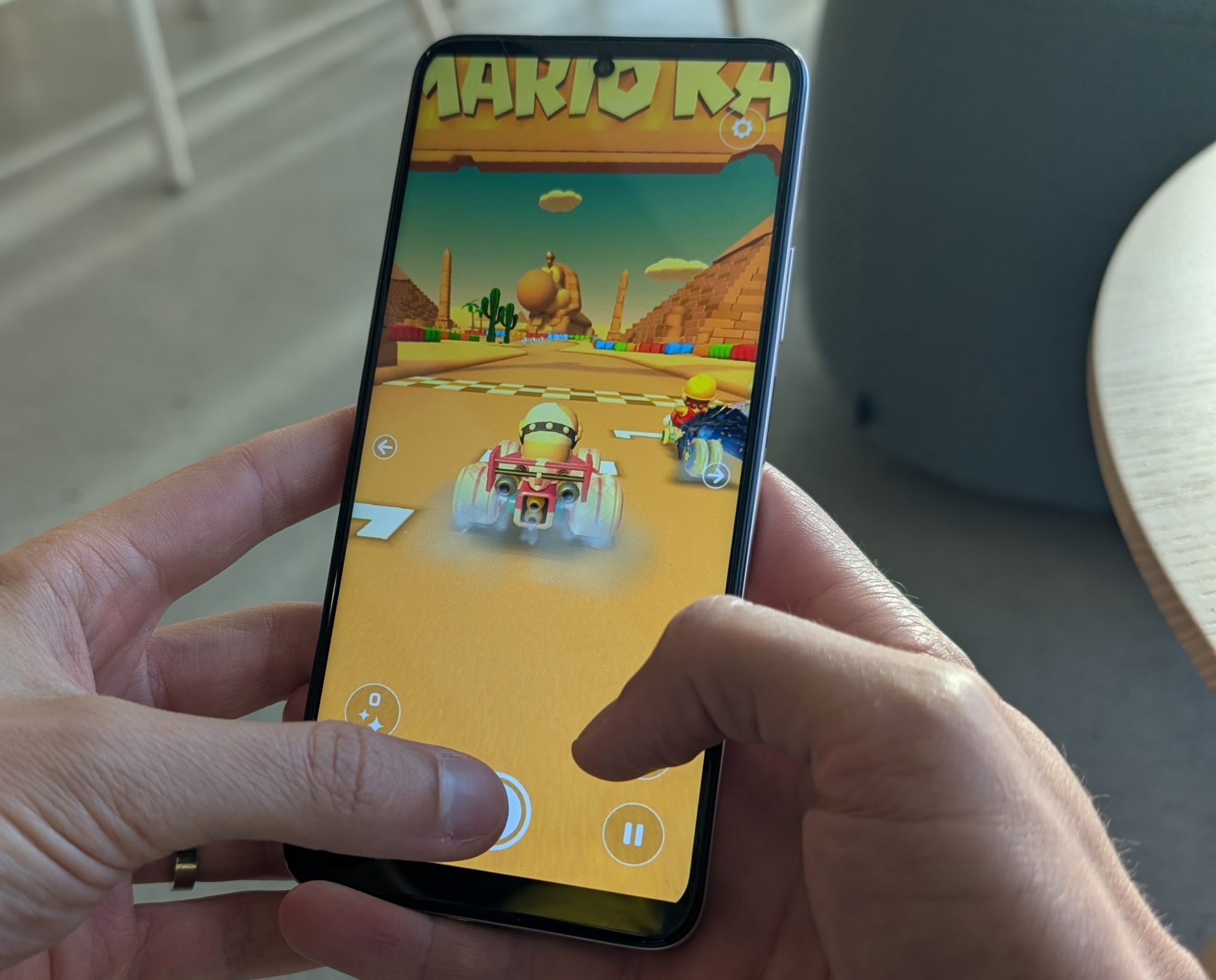 Honor 400 Smart 5G:llä voi pelata yksinkertaisia mobiilipelejä, ja myös jokapäiväinen käyttö on sulavaa.