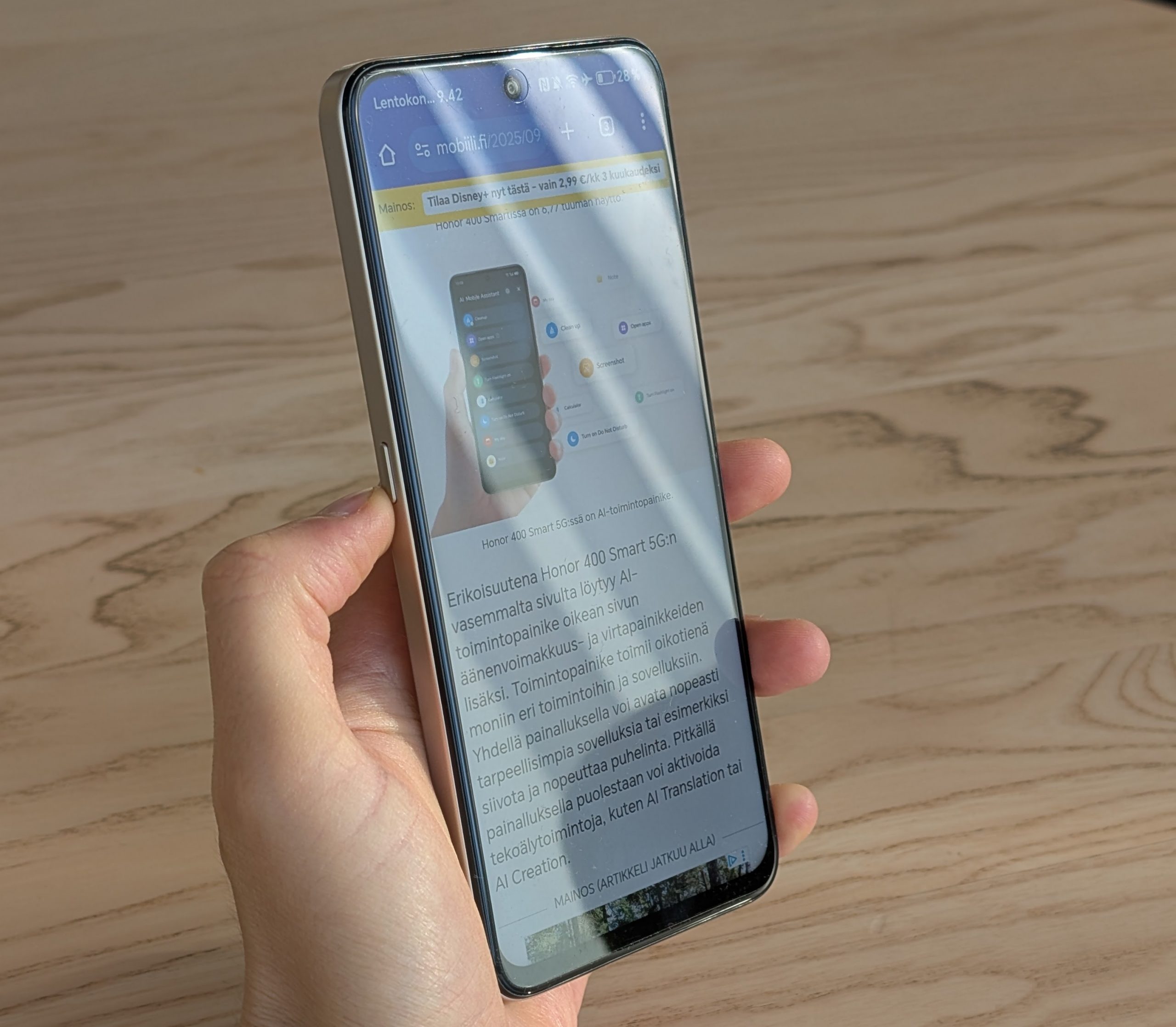 Vasemman kyljen AI-painike avaa eri toimintoja yhteen kokoavan pikavalikon.