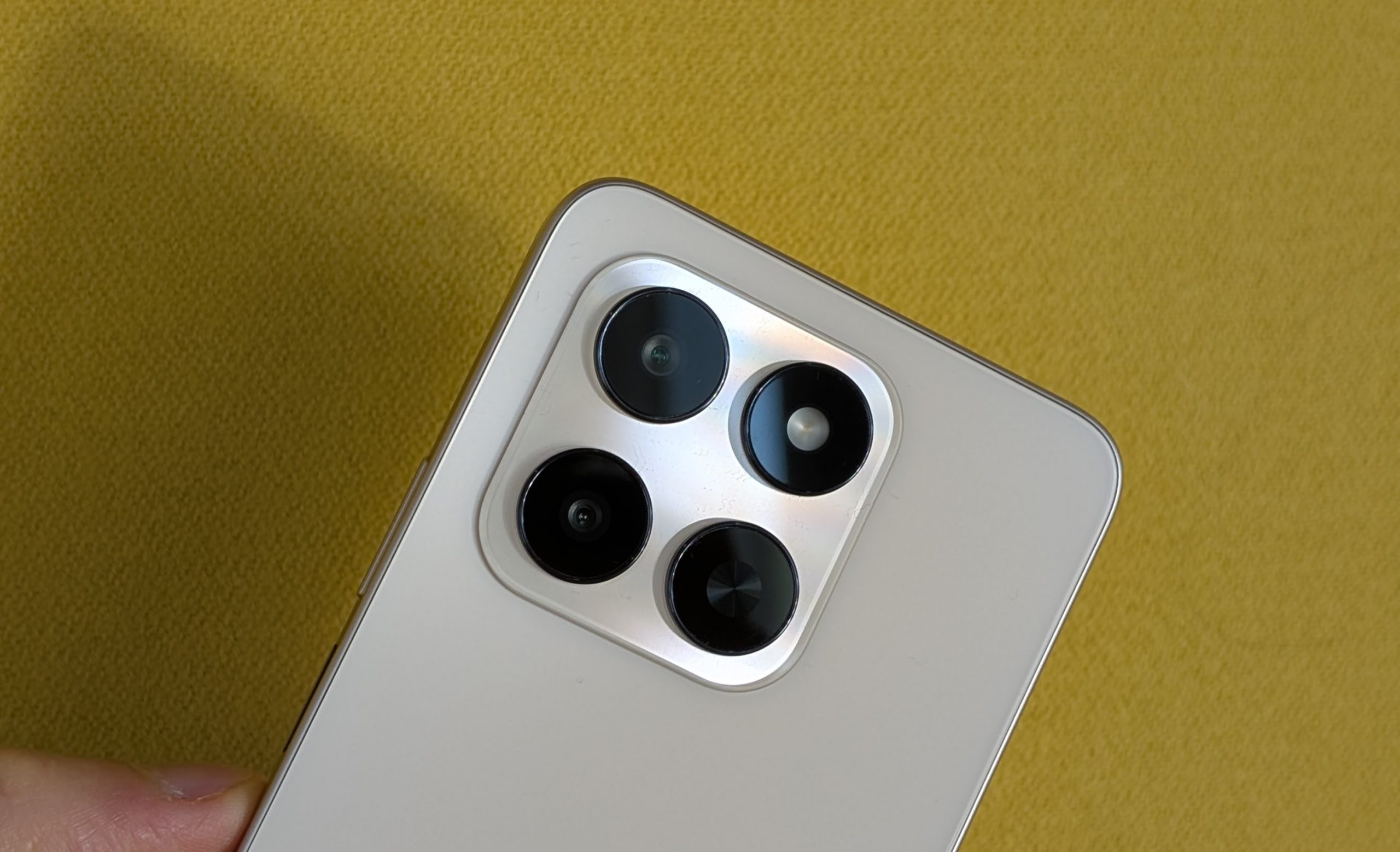 Honor 400 Smart 5G:ssä on käytännössä vain yksi takakamera asettelusta huolimatta.