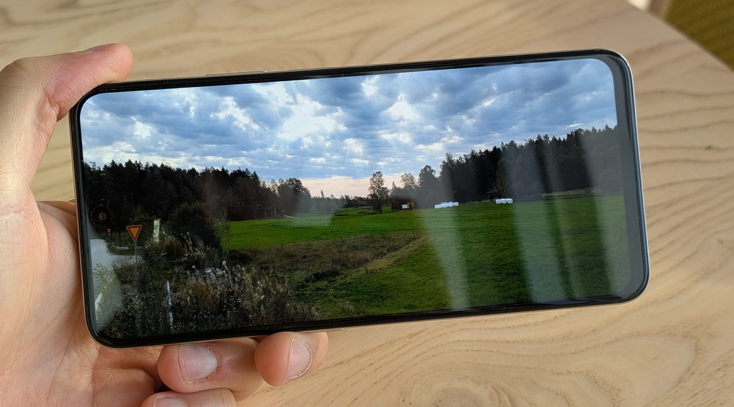 Honor 400 Smartin näyttö on suuri, mutta muuten TFT LCD -näyttö HD+-tarkkuudella on kilpailijoita heikompi ominaisuuksiltaan.