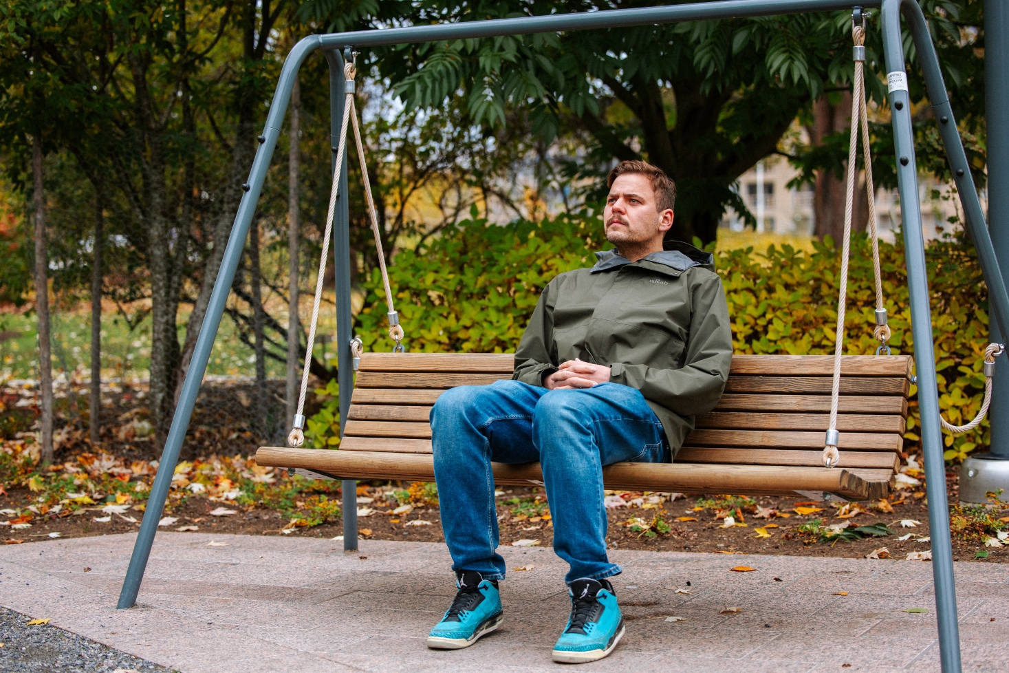 Raimssi istuu keinussa. Haastattelussa Raimssi!