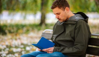 Raimssi istuu penkillä. Haastattelussa Raimssi!