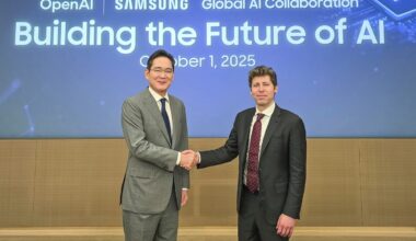 Kuvassa Samsungin suuromistajasukua edustava puheenjohtaja Jay Y. Lee ja OpenAI:n toimitusjohtaja Sam Altman kättelevät kumppanuuden kunniaksi.