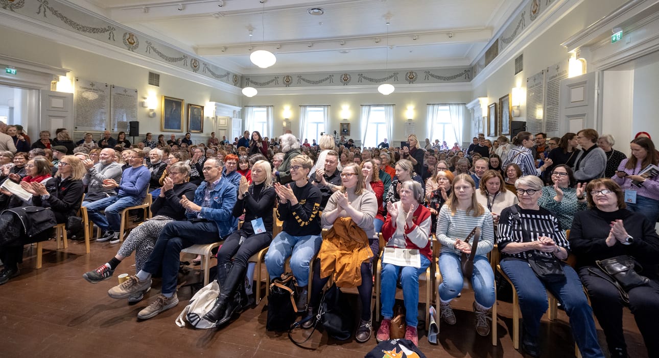 Mikael Niemen esiintyminen veti Oulun lyseon juhlasalin täyteen väkeä.