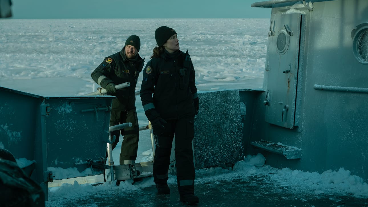 Sanna Tanner (Jessica Grabowsky) ja Joonas Kapanen (Mikko Leppilampi) saapuvat autiolta vaikuttavalle jäänmurtajalle.