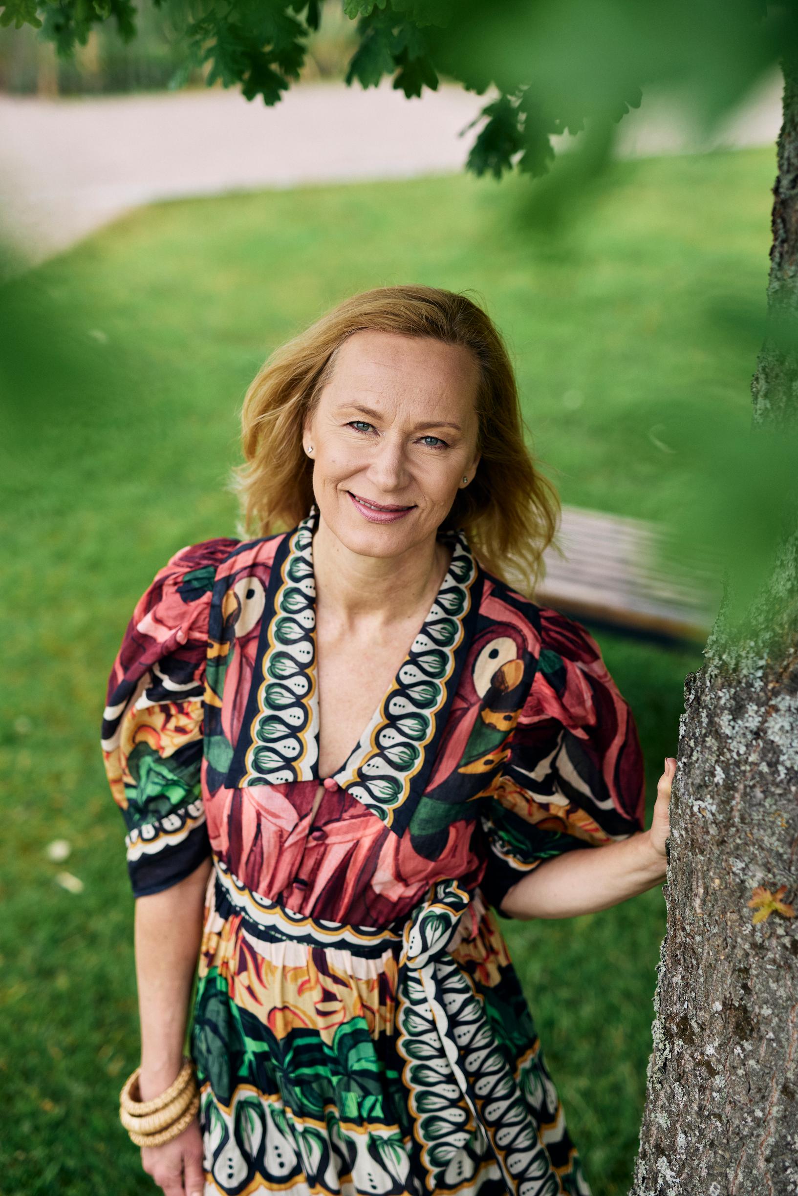 [Image] Miisa Mink koki oivalluksia lukiessaan Katariina Sourin Unimyytti-kirjaa. Teoksessa käsitellään suomalaisten juuria luonnonuskonnoissa. ”Me suomalaiset olemme hävenneet pitkään sitä, että olemme metsäläisiä. Nyt on aika löytää se voima, joka tulee metsästä.”