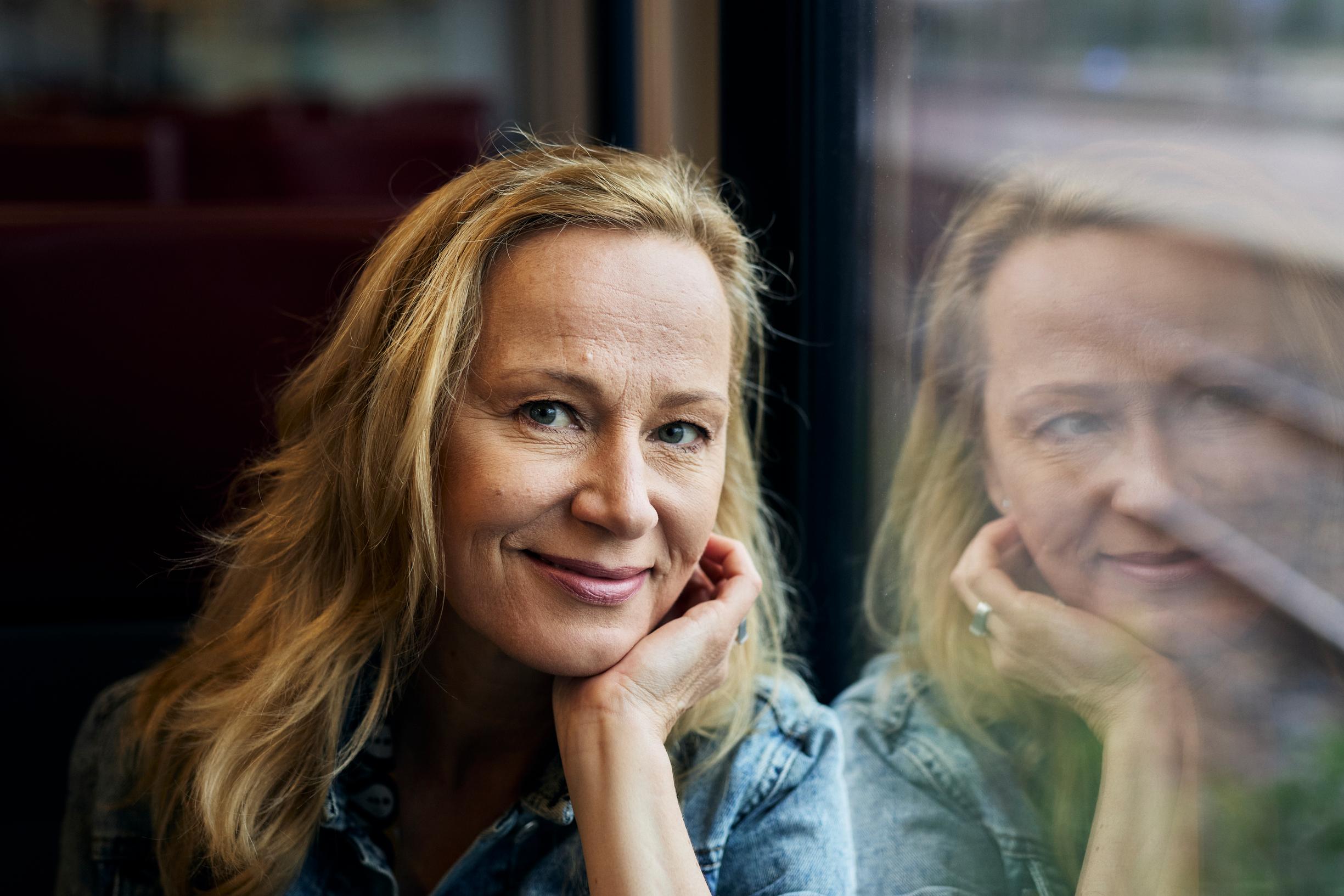 [Image] Miisa Mink pakkaa junamatkalle mukaan tyynyliinan, huonetuoksun ja eteeristä öljyä. Paikalleen asettuminen ja öljyn tuoksuttaminen ovat hänelle rituaaleja, jotka rauhoittavat matkustamiseen. ”Tuntuu, että minulla omaa tilaa, vaikka olen keskellä muita matkustajia.”