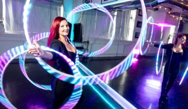 Vuoden yksinyrittäjä Katra Solopuro on show-alan moniosaaja, joka tuotteistaa taiteen – Keikkoja miljonäärin häistä kuninkaan luokkakokoukseen