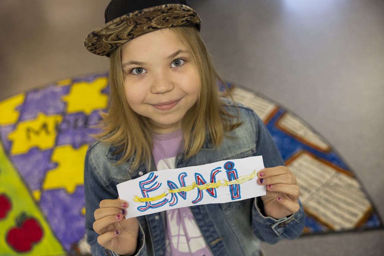 Enni Nikula on alkanut tehdä omia biisejä ihan äskettäin. Hän on suunnitellut myös artistilogon, jonka voisi painaa esimerkiksi paitaan.