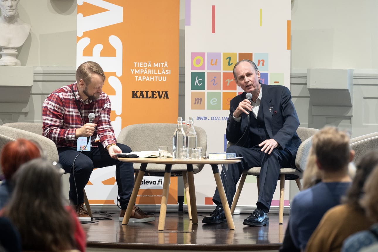 Mikael Niemeä Oulun kirjamessuilla haastatteli Kalevan julkaisuvastaava Juho Maijala.