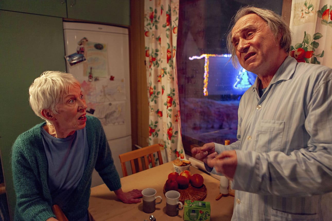 Kun maa polttelee jalkoja Tamperella, on lähdettävä Lappiin. Tuija Ernamo ja Tom Lindholm tähdittävät jälleen Kyllä isä osaa -komediaa.