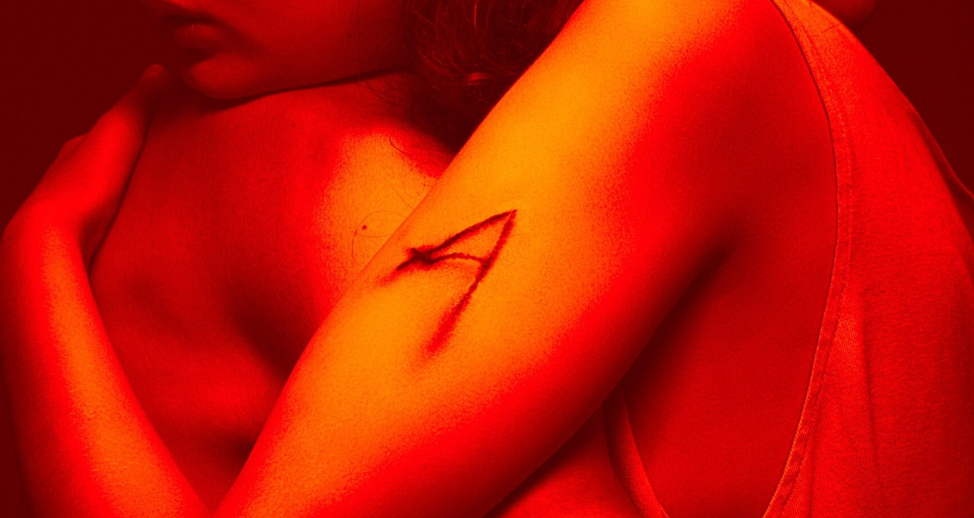 Aivan sairasta menoa! – Katso body horror -mestarin uutukaisen traileri