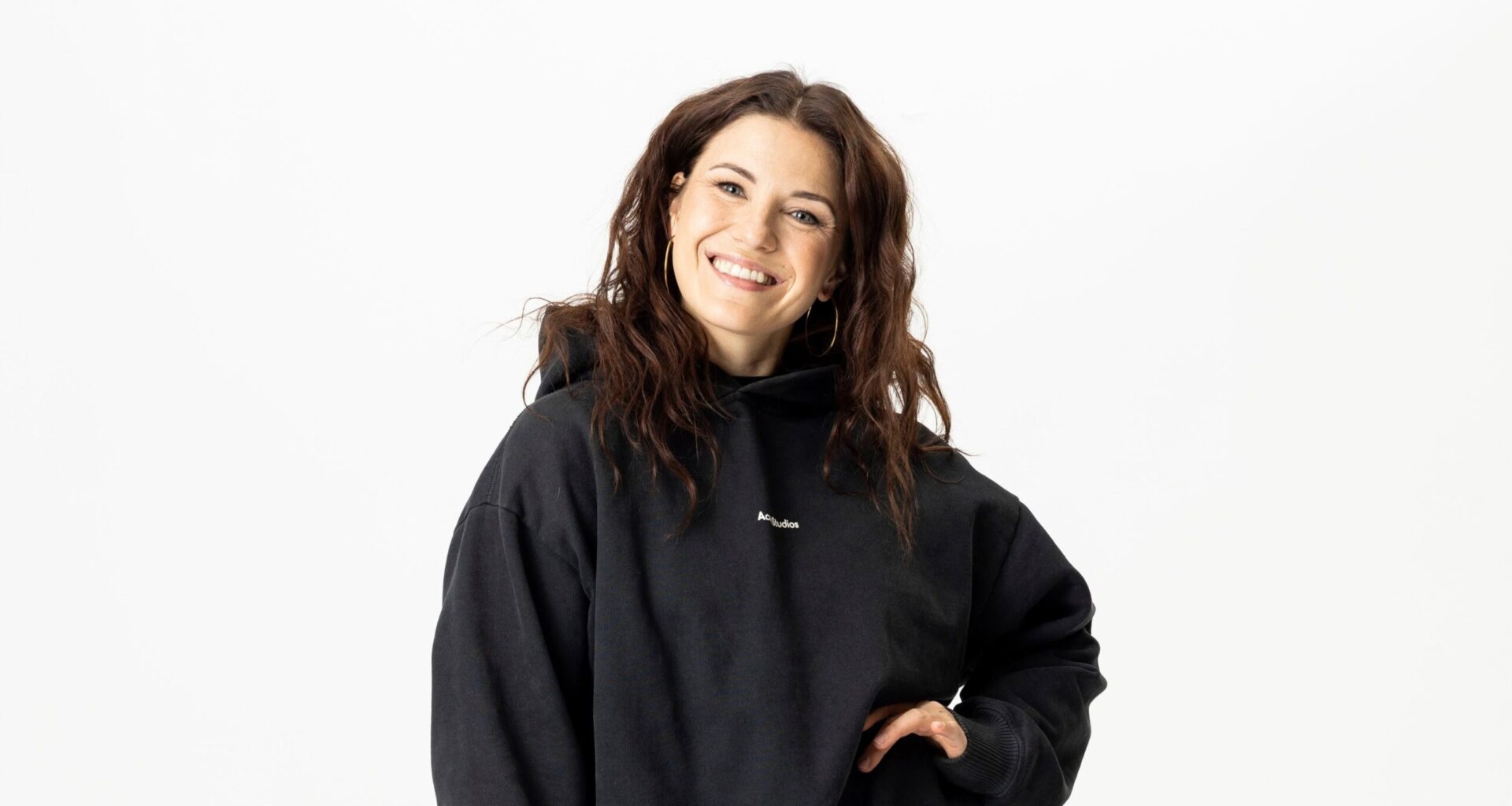 Tähän asuun Ansku Bergström pukeutui synttäreillään - mustaa nahkaa, läpikuultavaa pitsiä...