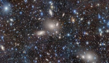 Ultrasyvä kuva galaksijoukkoon paljastaa tähtien hehkua ja pimeää ainetta