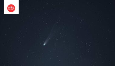 Lemmon-komeetta kuvattuna Saksan taivaalla Nordrhein-Westfalenissa maanantaina.