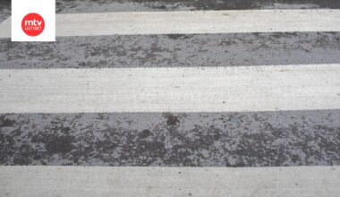 Lapsi oli ylittämässä suojatietä polkupyörällä, kun autoilija osui pyörän takaosaan. Kuvituskuva.