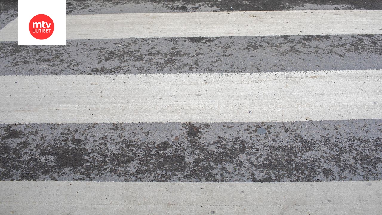 Lapsi oli ylittämässä suojatietä polkupyörällä, kun autoilija osui pyörän takaosaan. Kuvituskuva.