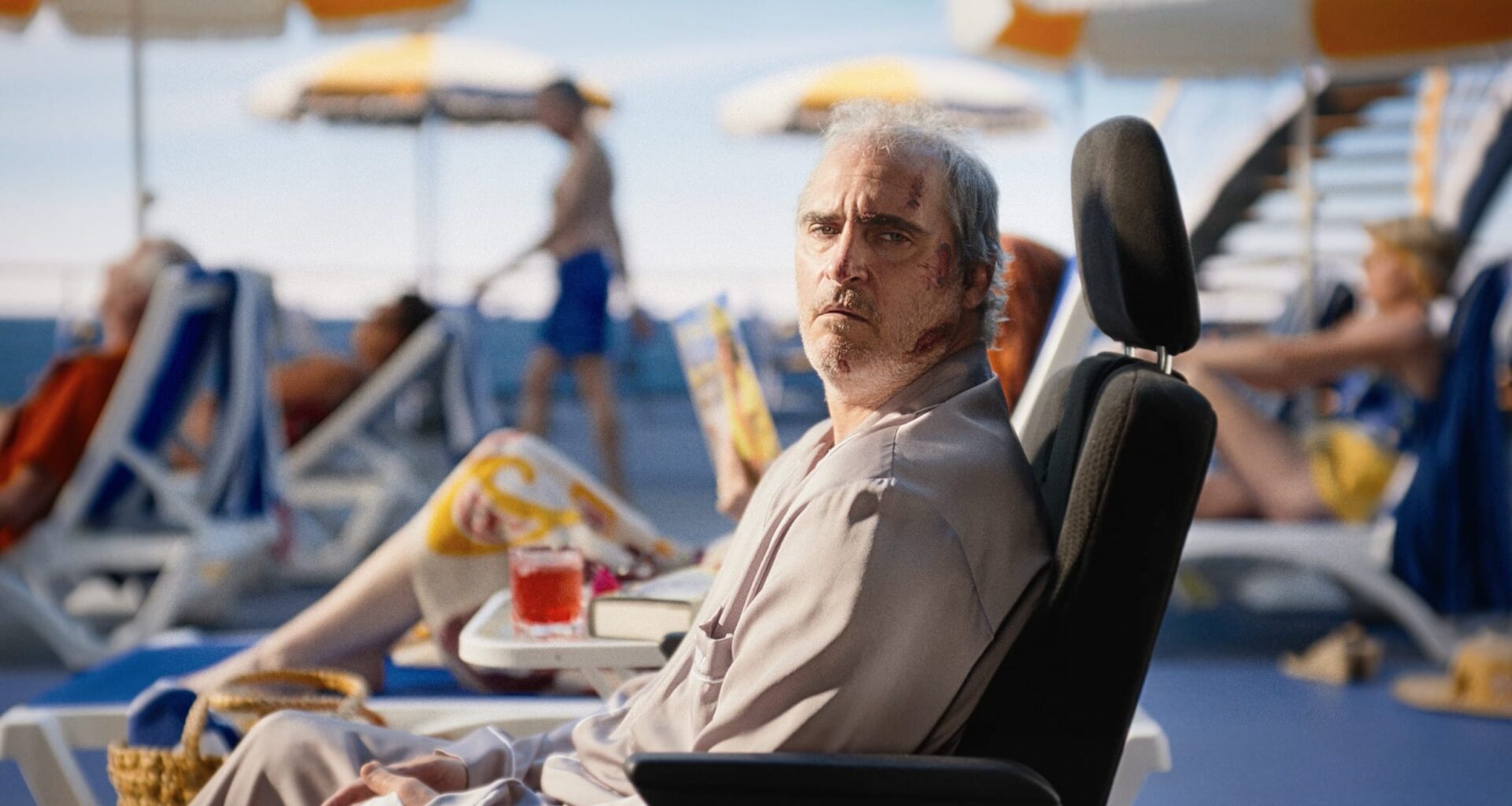 Nyt suoratoistona: Vuoden 2023 erikoisimpia elokuvia – Joaquin Phoenix on pääroolissa auteur-ohjaajan "painajaiskomediassa”