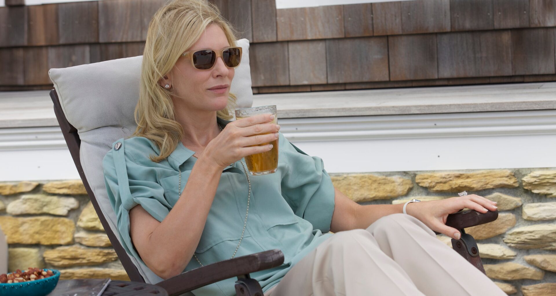 Illalla tv:ssä: Menestysdraaman yksi ainut tavara maksoi enemmän kuin varattu budjetti - korkealta pudonnut hienostonainen muuttaa siskonsa vaatimattomiin oloihin