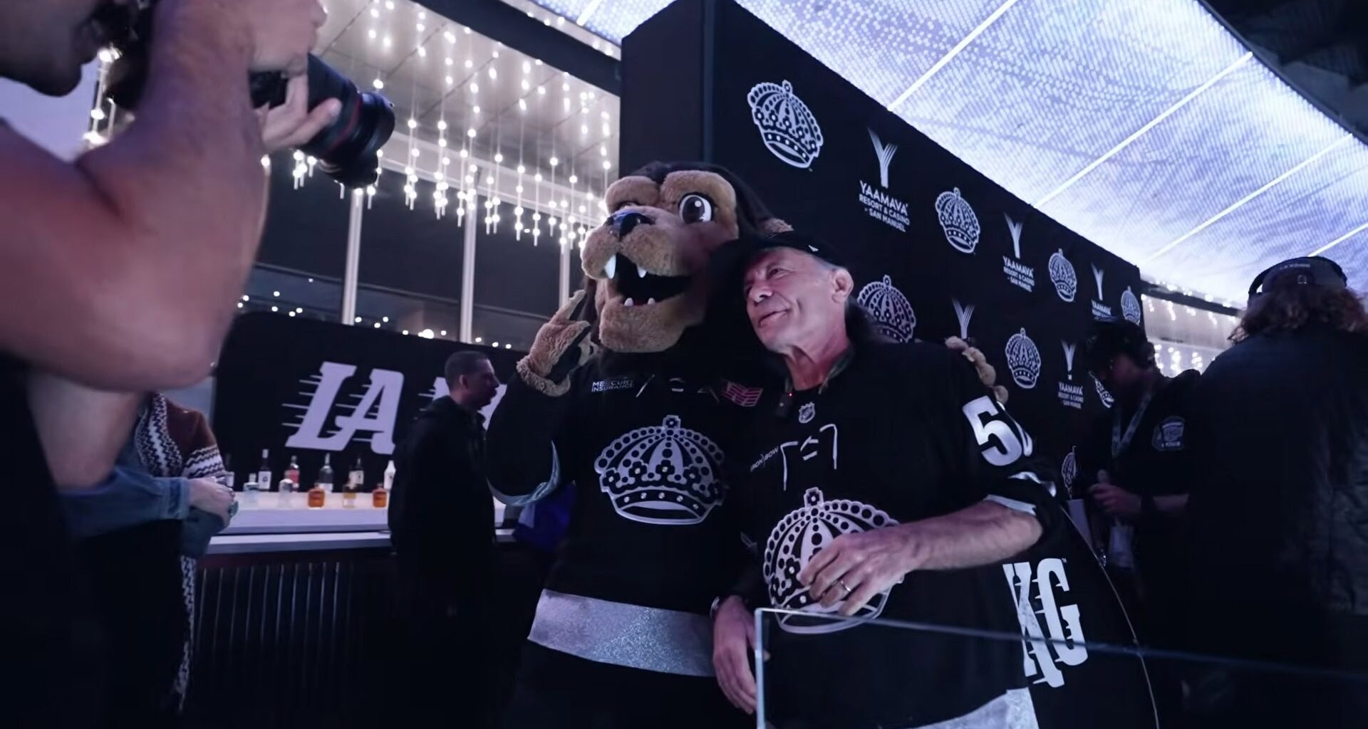 Bruce Dickinson lauloi kansallislaulun NHL-ottelussa - julkaisi nyt videoreportaasin tapauksesta