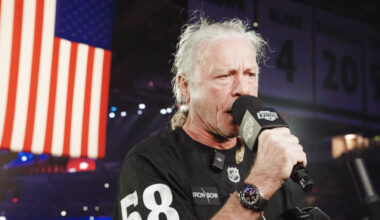 Mitä tapahtui kulisseissa, kun Iron Maiden -solisti ilmestyi laulamaan Yhdysvaltain kansallislaulua jääkiekkopeliin? Katsotaanpa tästä