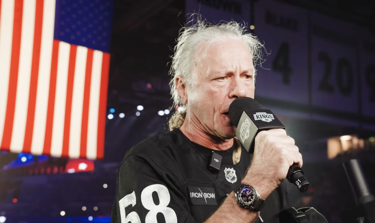 Mitä tapahtui kulisseissa, kun Iron Maiden -solisti ilmestyi laulamaan Yhdysvaltain kansallislaulua jääkiekkopeliin? Katsotaanpa tästä