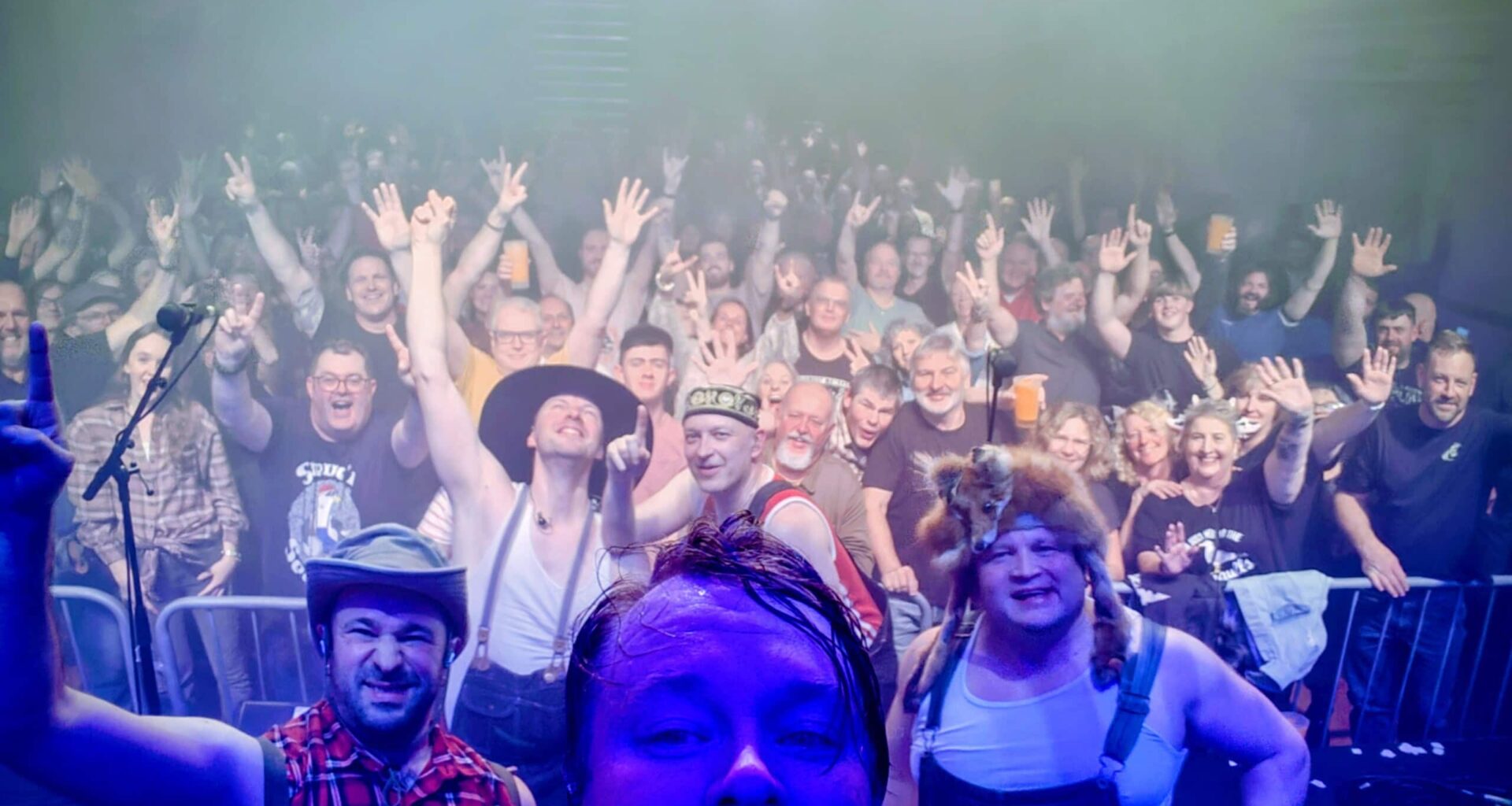 Steve 'n' Seagulls -kiertuepäiväkirja, osa 2: Pukumiehet syksyisessä Englannissa