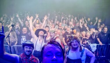 Steve 'n' Seagulls -kiertuepäiväkirja, osa 2: Pukumiehet syksyisessä Englannissa