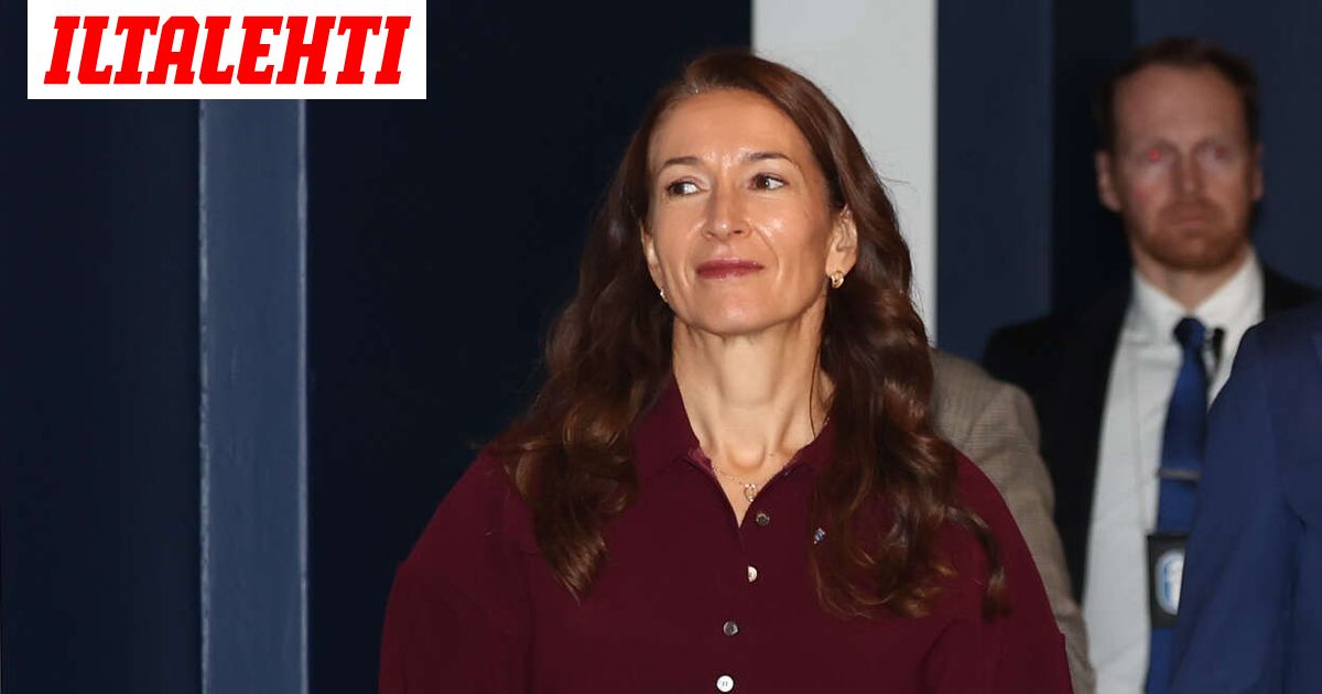 Suzanne Innes-Stubb saapui kasinolle somehitiksi nousseessa mekossa