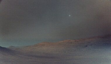 Marsmönkijä kuvasi Deimos-kuun aamuöisellä taivaalla