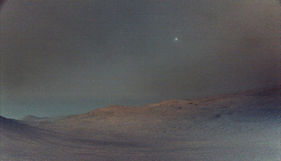 Marsmönkijä kuvasi Deimos-kuun aamuöisellä taivaalla