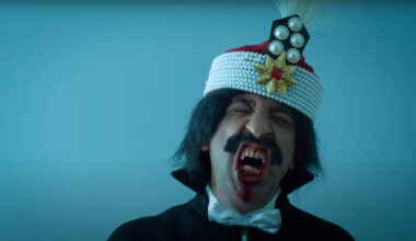 ”Mitä v***ua nyt?” – Katso uuden Draculan aivan pöhkö ja pimeä traileri