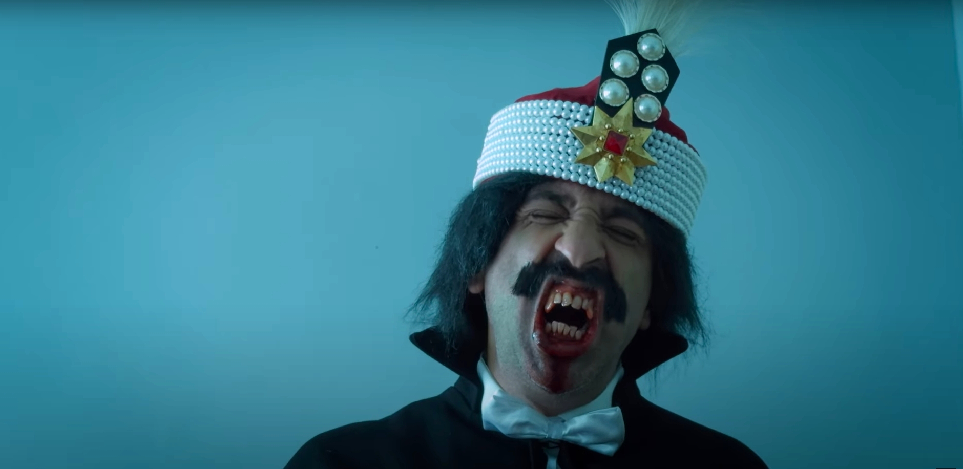 ”Mitä v***ua nyt?” – Katso uuden Draculan aivan pöhkö ja pimeä traileri